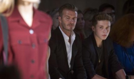 David Beckham bersama putranya Brooklyn di bangku terdepan pergelaran busana Victoria Beckham di NYFW.