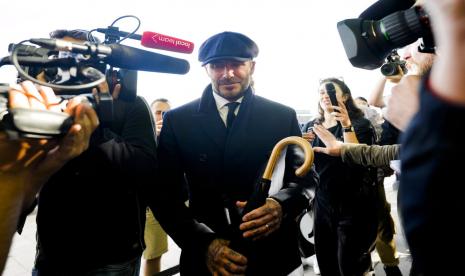 David Beckham dikerumuni media saat meninggalkan Istana Westminster untuk memberi penghormatan kepada mendiang Ratu Elizabeth II selama Lying-in State, di Westminster Hall, London, Inggris, Jumat, 16 September 2022. Ratu akan disemayamkan di Westminster Hall selama empat hari penuh sebelum pemakamannya pada Senin 19 September.