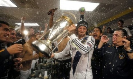 David Beckham merayakan gelar juara Piala MLS bersama rekan-rekannya di LA Galaxy, Ahad (2/12). 