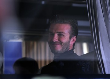 David Beckham tersenyum dari dalam bis rombongan LA Galaxy di Bandara Soekarno Hatta, Tangerang, Banten, Senin (28/11).