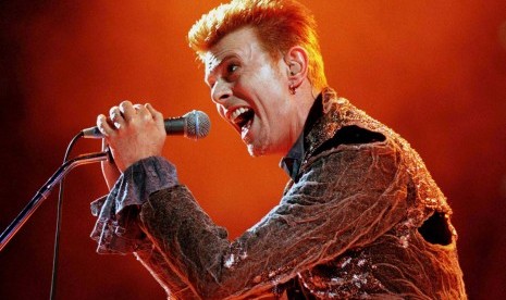 David Bowie dalam sebuah pertunjukan di Athena tahun 1996.