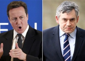 David Cameron (kiri) dan Gordon Brown (kanan)