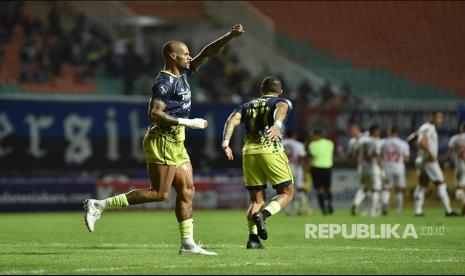 Striker Persib Bandung David da Silva merayakan gol pada laga antara Persib Bandung melawan Persis Solo di Stadion Pakansari Bogor, Selasa (4/4/2023).