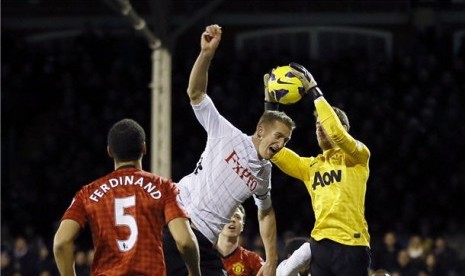 David De Gea (kanan), kiper Manchester United, beraksi menyelamatkan bola saat menghadapi Fulham di Stadion Craven Cottage, London, Sabtu (2/2) 