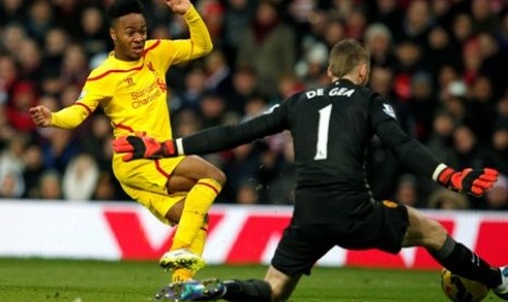 David De Gea (kanan) saat mengadang tendangan Raheem Sterling, Ahad (14/12).