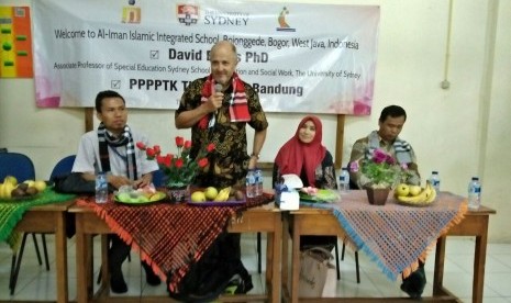 David Evans PhD, pakar pendidikan dari University of Sydney, Australia, berbicara di depan guru dan siswa Sekolah Al-Iman Citayam, Bogor.