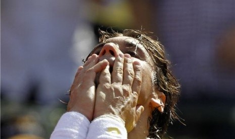 David Ferrer, petenis asal Spanyol, meluapkan emosinya usai mengalahkan petenis Swiss, Stanislas Wawrinka, di turnamen Buenos Aires Terbuka di Buenos Aires Lawn Tennis Club, Argentina, Ahad (24/2). 