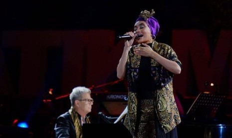 David Foster dan Penyanyi Yuna dalam Batik Music Festival 2019