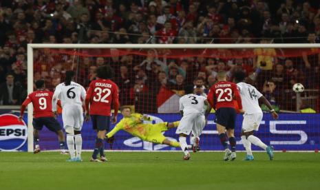 Jonathan David (kiri) dari Lille mencetak gol penalti selama pertandingan Liga Champions UEFA antara Lille dan Real Madrid di Lille, Prancis, Kamis (3/10/2024).