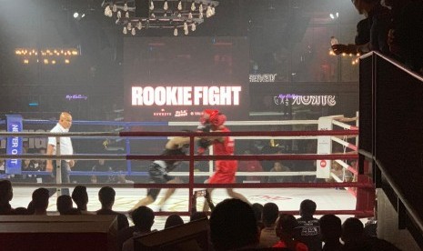 David Leonardo (kiri) berlaga pada pertarungan Rookie Fight di Total Boxing Leon Wijaya, Jakarta Selatan, Sabtu (27/4).