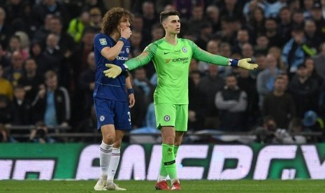 David Luiz (kiri) berbisik kepada Kepa Arrizabalaga.