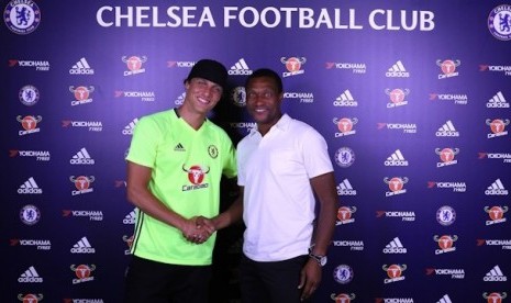 David Luiz (kiri) bersama Direktur Teknik Chelsea Michael Emenalo