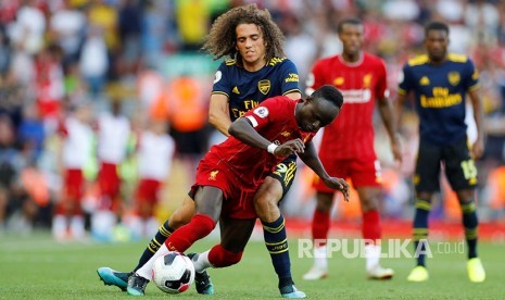 David Luiz mengganggu laju Sadio Mane pada laga Liga Inggris di Stadion Anfield, Liverpool, Ahad dinihari (24/8).