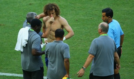 David Luiz mengganti bajunya yang berlumuran darah kala Brasil melawan Meksiko di Piala Konfederasi 2013.