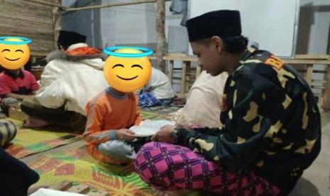 David mengajari adik-adik pesantren mengaji.