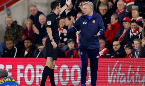 David Moyes (kanan) saat memprotes keputusan wasit.