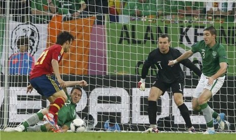  David Silva (kiri), gelandang timnas Spanyol, melepaskan tembakan merobek gawang Republik Irlandia di laga Grup C Piala Eropa 2012 di Gdansk, Polandia, pada Kamis (14/6). 