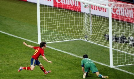 David Silva mencetak gol ke gawang Italia dalam Final Piala Eropa 2012 di Olympic Stadium, Kiev