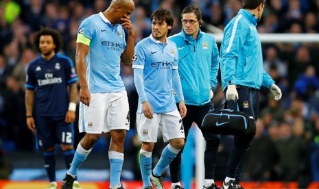 David Silva (tengah) keluar lapangan setelah menderita cedera hamstring lawan Real Madrid.