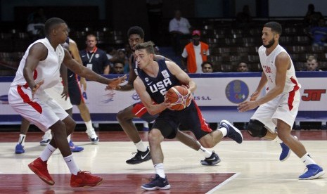 David Stockton (tengah) memperkuat tim AS dalam laga melawan Cuba di babak kualifikasi Piala Dunia 2019 yang berlangsung di the Ciudad Deportiva Coliseum, Havana, Kuba, 1 July 2018. 