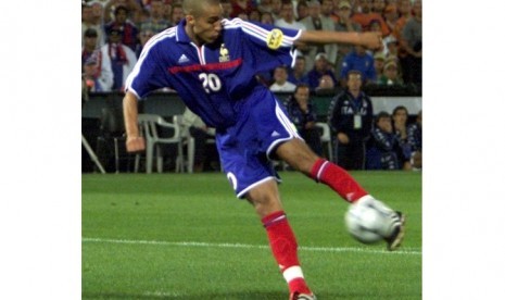 David Trezeguet saat mencetak gol kemenangan Prancis atas Italia.