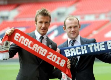 David Beckham (kiri) dan Wayne Rooney