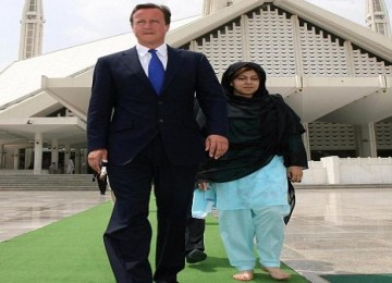 David Cameron dan Sayeeda Warsi