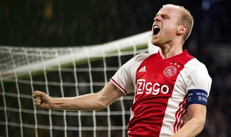 Davy Klaassen usai mencetak gol dari titik penalti ke gawang Shaclke. 