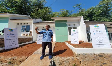 Dayat Hidayat (47 tahun) petugas kebersihan di RSUD Soreang menerima penghargaan sebuah rumah..