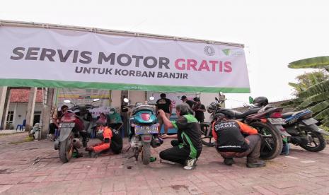 DD Jatim beserta para relawan berkerjasama dengan Jaringan Komunikasi Nasional (jarkomnas) Jatim, Sampai Ahad ini (20/12) menyelenggarakan layanan perbaikan motor gratis di Balai Desa Morowudi Kecamatan Cerme.