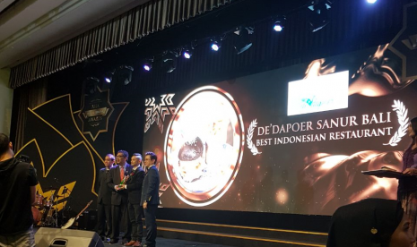 de'dapoer Sanur menyabet penghargaan Best Restaurant in Indonesia, dalam ajang Asia Halal Brand Awards (AHBA) 2017 di Kuala Lumpur, Malaysia (15/12). 