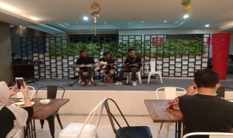 De Laxston Hotel Yogyakarta menggelar kompetisi akustik untuk mengisi Ramadhan 1442 Hijriyah.