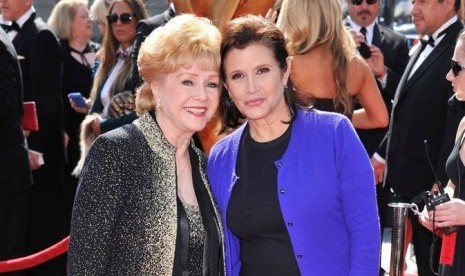 Debbie Reynolds saat berpose dengan mendiang putrinya,  Carrie Fisher 