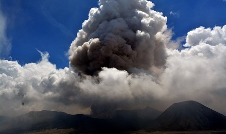 Debu vulkanik menyembur dari kawah gunung Bromo di desa Cemorolawaang, Probolinggo, Jawa Timur, Minggu (10/1).