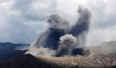 Debu vulkanik menyembur dari kawah Gunung Bromo di Desa Cemorolawang, Probolinggo, Jawa Timur, Jumat (7/10).