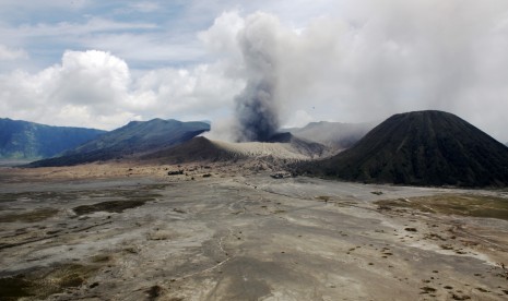 Debu vulkanik menyembur dari kawah Gunung Bromo di Desa Cemorolawang, Probolinggo, Jawa Timur, Jumat (7/10). 