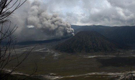 Debu vulkanik menyembur dari kawah gunung Bromo