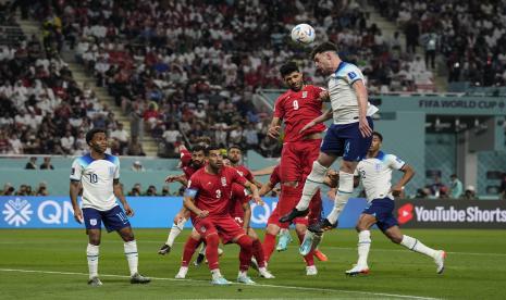  Declan Rice dari Inggris (kanan) dan Mehdi Taremi dari Iran melompat untuk merebut bola selama pertandingan sepak bola grup B Piala Dunia antara Inggris dan Iran di Khalifa International Stadium, di Doha, Qatar, Senin, 21 November 2022.