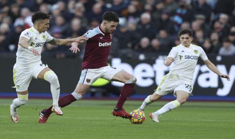 Declan Rice dari West Ham, tengah, ditantang oleh Rodrigo dari Leeds United selama pertandingan sepak bola Liga Premier Inggris antara West Ham dan Leeds United di London, Ahad 16 Januari 2022. Harga Declan Rice nyaris menyentuh Rp 3 triliun.