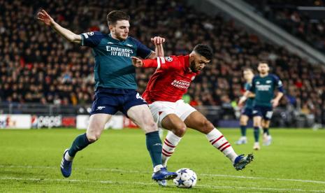 Declan Rice (kiri) saat bermain sebagai bek tengah untuk Arsenal ketika melawan PSV Eindhoven.