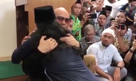 Deddy Corbuzier berpelukan dengan KH Miftah Maulana Habiburrahman atau Gus Miftah di Ponpes Ora Aji, Sleman, Yogyakarta usai mengucapkan dua kalimat syahadat. 