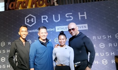 Deddy Corbuzier (paling kanan) dalam acara baju olahraga Under Armour di Jakarta, Kamis (27/6).