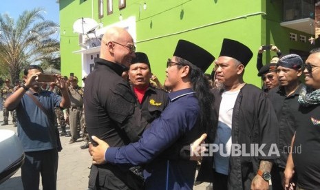 Pertemuan Deddy Corbuzier dan Gus Miftah di Pondok Pesantren Ora  Aji, Sleman, DIY, Jumat (21/6). Pertemuan itu terjadi sesaat sebelum Deddy  dibimbing mengucap syahadat. 