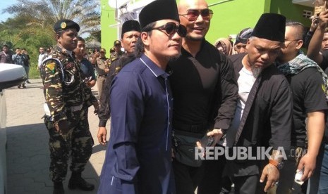 Pertemuan Deddy Corbuzier dan Gus Miftah di Pondok Pesantren Ora  Aji, Sleman, DIY, Jumat (21/6). Pertemuan itu terjadi sesaat sebelum Deddy  dibimbing mengucap syahadat. 