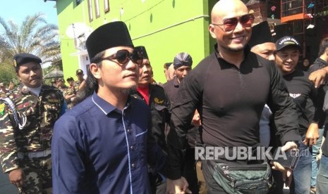 Pertemuan Deddy Corbuzier dan Gus Miftah di Pondok Pesantren Ora  Aji, Sleman, DIY, Jumat (21/6). Pertemuan itu terjadi sesaat sebelum Deddy  dibimbing mengucap syahadat. 