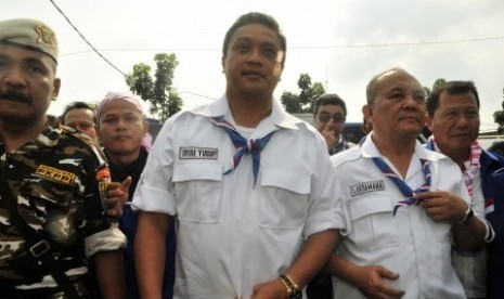 Dede Yusuf bersama Lex Laksamana berjalan menuju KPU Jabar untuk mendaftar sebagai calon Gubernur dan Wakil Gubernur Jabar, Bandung, Jawa Barat, Sabtu (10/11).