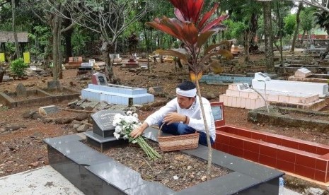 Dedi Mulyadi berziarah ke makam ibunda di Subang, Selasa (26/6). Foto: Itan Nina Winarsih/Republika