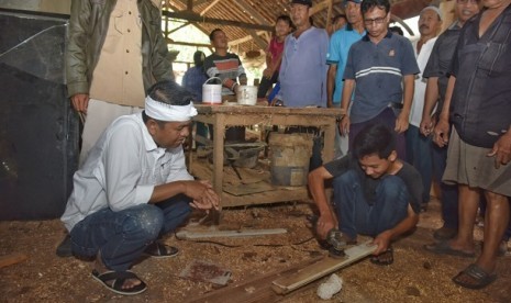 Dedi Mulyadi melihat pelajar yang tengah menggerinda kayu di Desa Karangpatri, Kecamatan Pebayuran, Kabupaten Bekasi, Rabu (7/3).