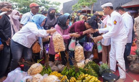 Dedi Mulyadi menyambut warga yang menyambanginya di Lembur Pakuan.