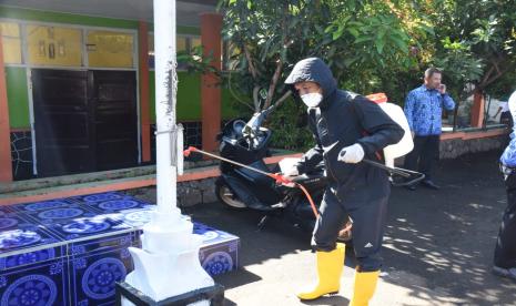 Penyemprotan cairan disinfektan di Purwakarta 